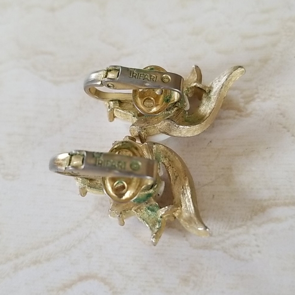 Vintage TRIFARI Milk Glass Clip On Earrings - Picture 5 of 8